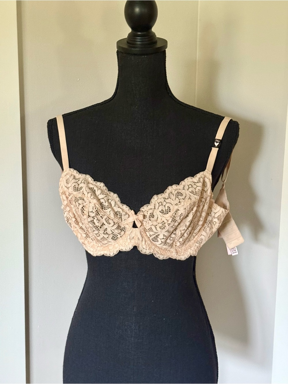 *NWT- Victoria’s Secret Lace Underwire Bra in Nude - Women's Intimates
